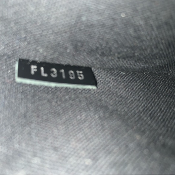 Very lightly used Louis Vuitton men’s cross body messenger bag! Mint condition - Picture 5 of 5